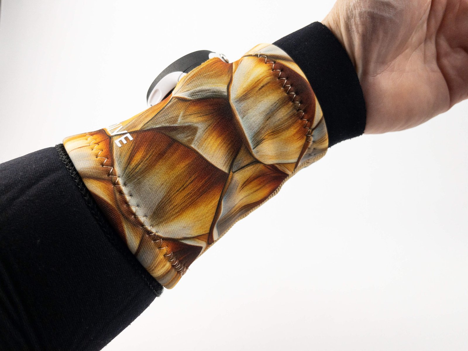 Imagen de la muñequera Neoprene Wristband Turtle equipada con ordenador vista posterior