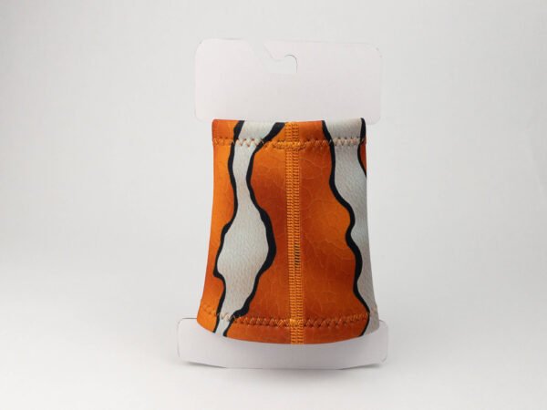 Imagen del packaging con la Neoprene Wristband Clownfish, vista trasera