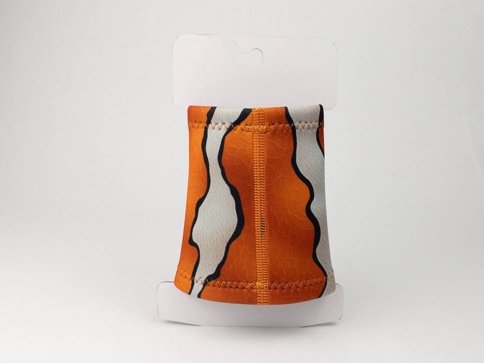 Imagen del packaging con la Neoprene Wristband Clownfish, vista trasera