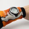 Imagen de la Neoprene Wristband Clownfish en modelo vista delantera