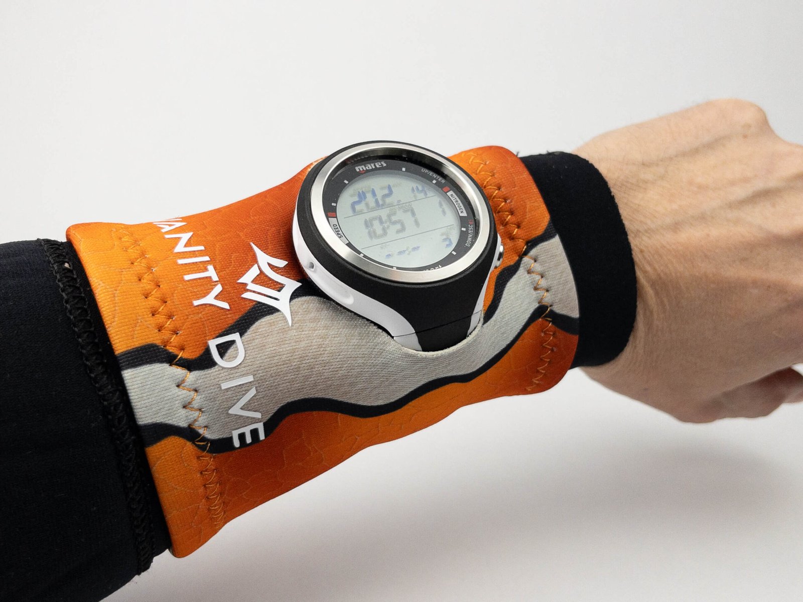 Imagen de la Neoprene Wristband Clownfish en modelo vista delantera