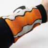 Imagen de la muñequera Neoprene Wristband Clownfish en modelo vista anterior