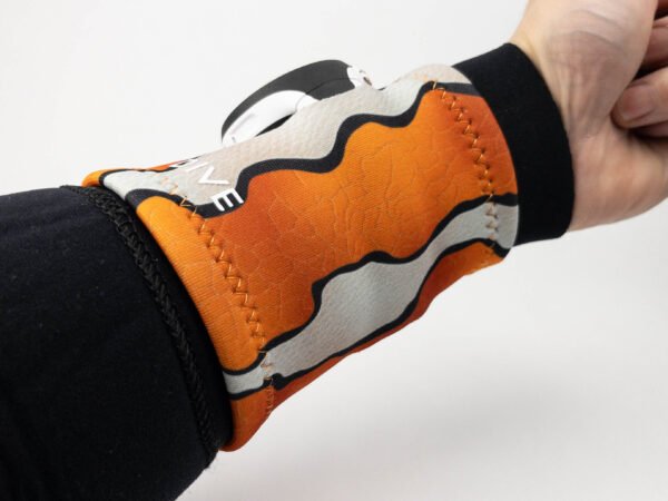 Imagen de la muñequera Neoprene Wristband Clownfish en modelo vista anterior