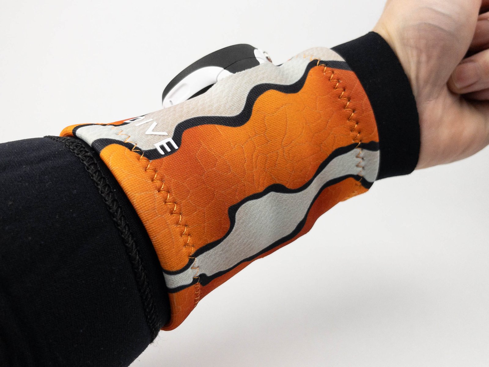 Imagen de la muñequera Neoprene Wristband Clownfish en modelo vista anterior