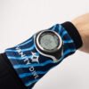 Imagen de la Neoprene Wristband Emperor en modelo. Vista lfrontal.
