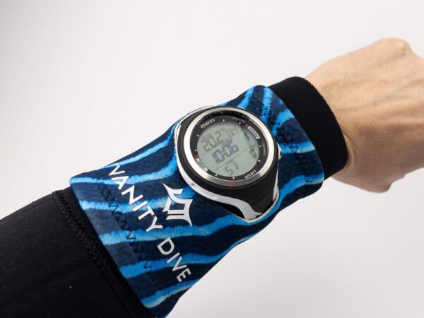 Imagen de la Neoprene Wristband Emperor en modelo. Vista lfrontal.