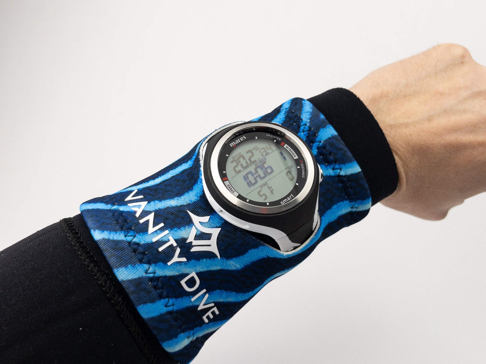 Imagen de la Neoprene Wristband Emperor en modelo. Vista lfrontal.