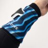 Imagen de la Neoprene Wristband Emperor en modelo. Vista lateral.