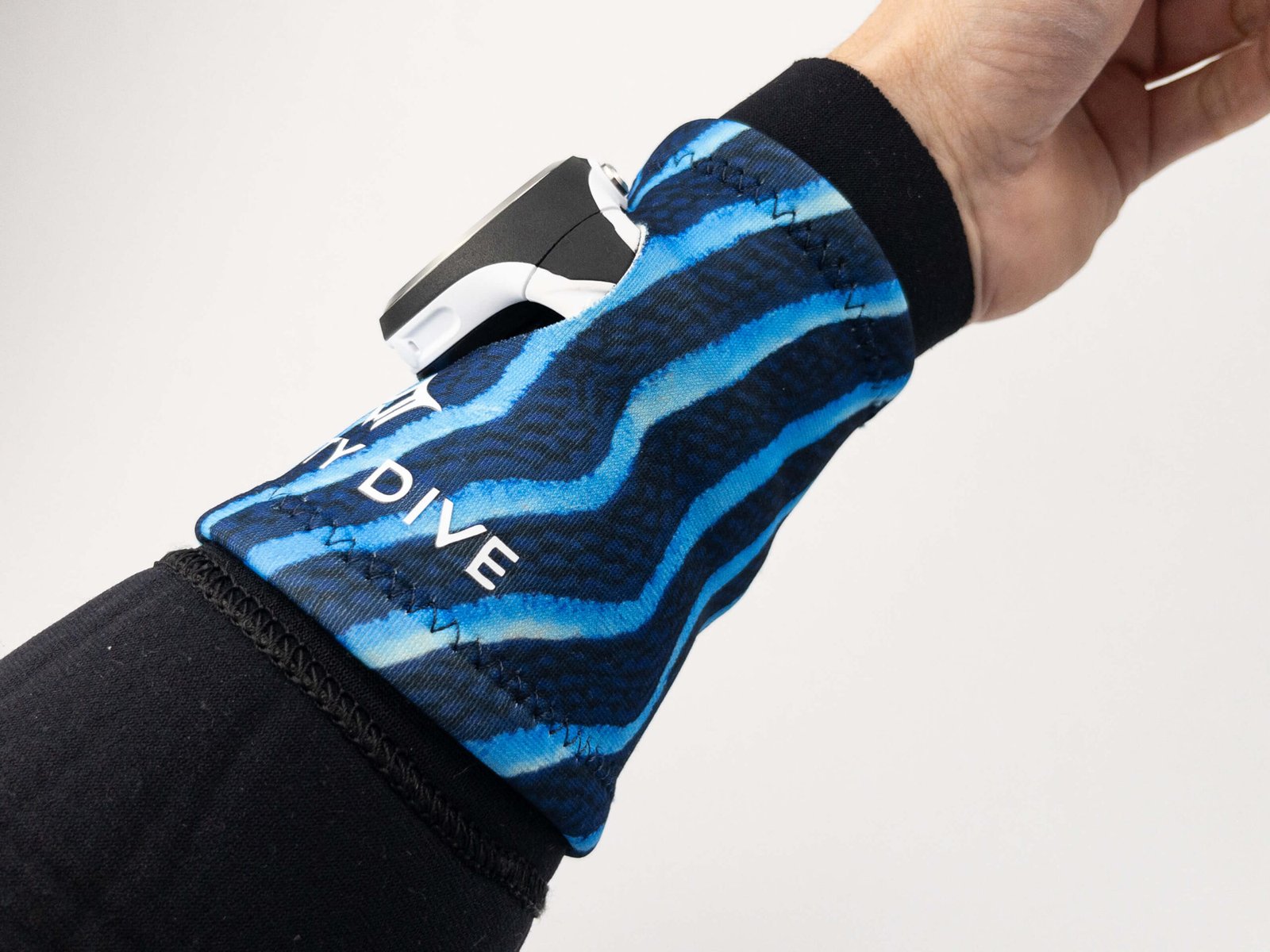 Imagen de la Neoprene Wristband Emperor en modelo. Vista lateral.