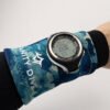 Imagen de la Neoprene Wristband Camo Ocean en modelo vista frontal