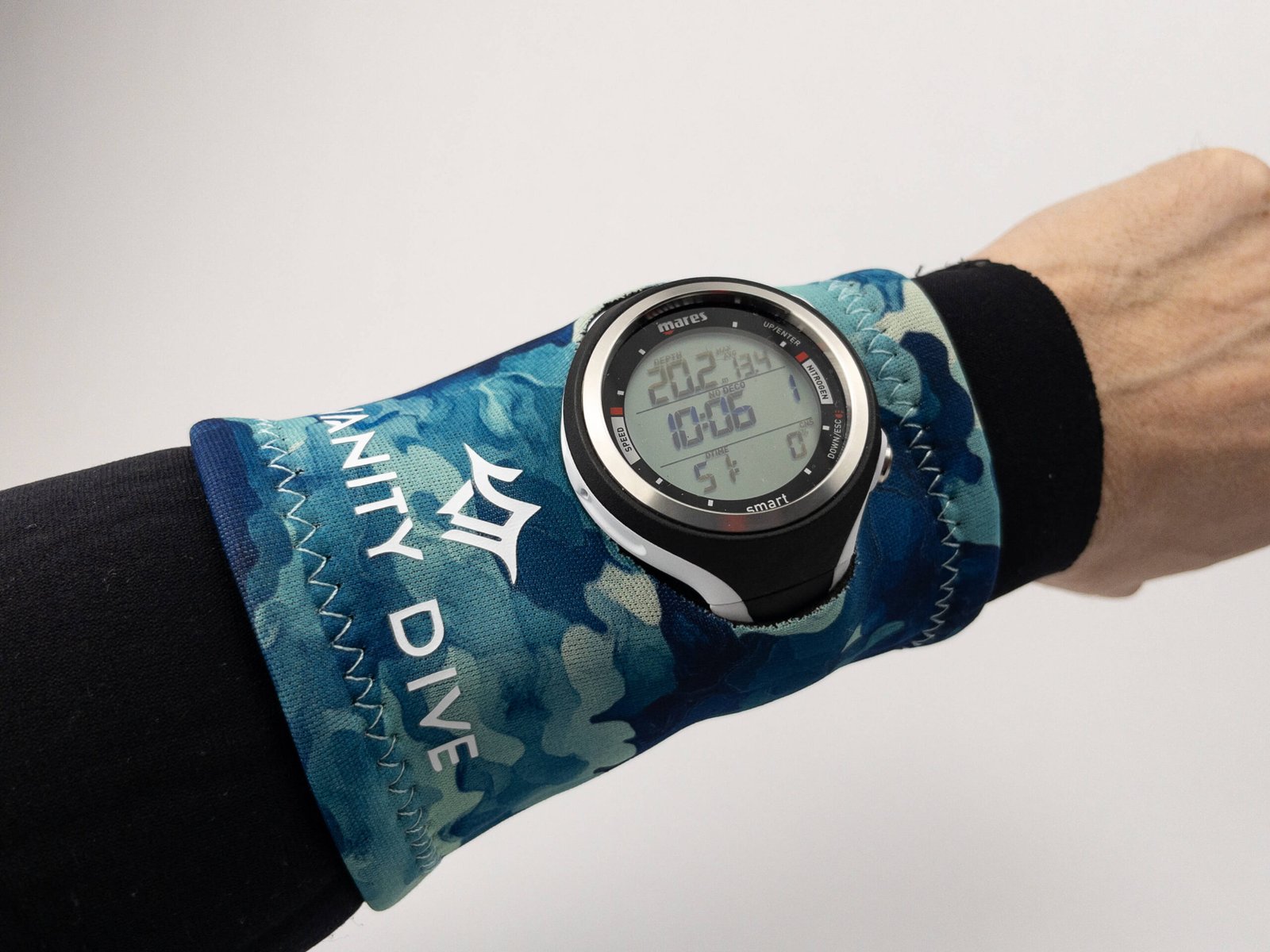 Imagen de la Neoprene Wristband Camo Ocean en modelo vista frontal