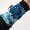 Imagen de la Neoprene Wristband Camo Ocean en modelo vista posterior