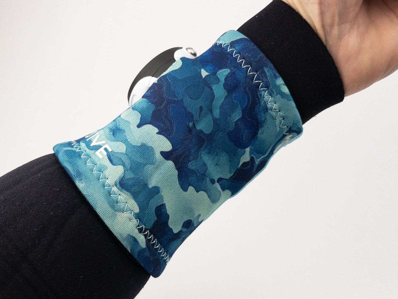 Imagen de la Neoprene Wristband Camo Ocean en modelo vista posterior