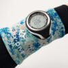 Imagen de la Neoprene Wristband Mediterranean Camo en modelo vista frontal