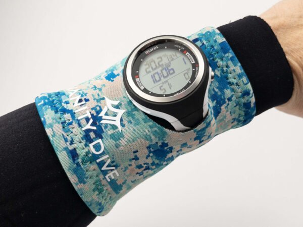 Imagen de la Neoprene Wristband Mediterranean Camo en modelo vista frontal