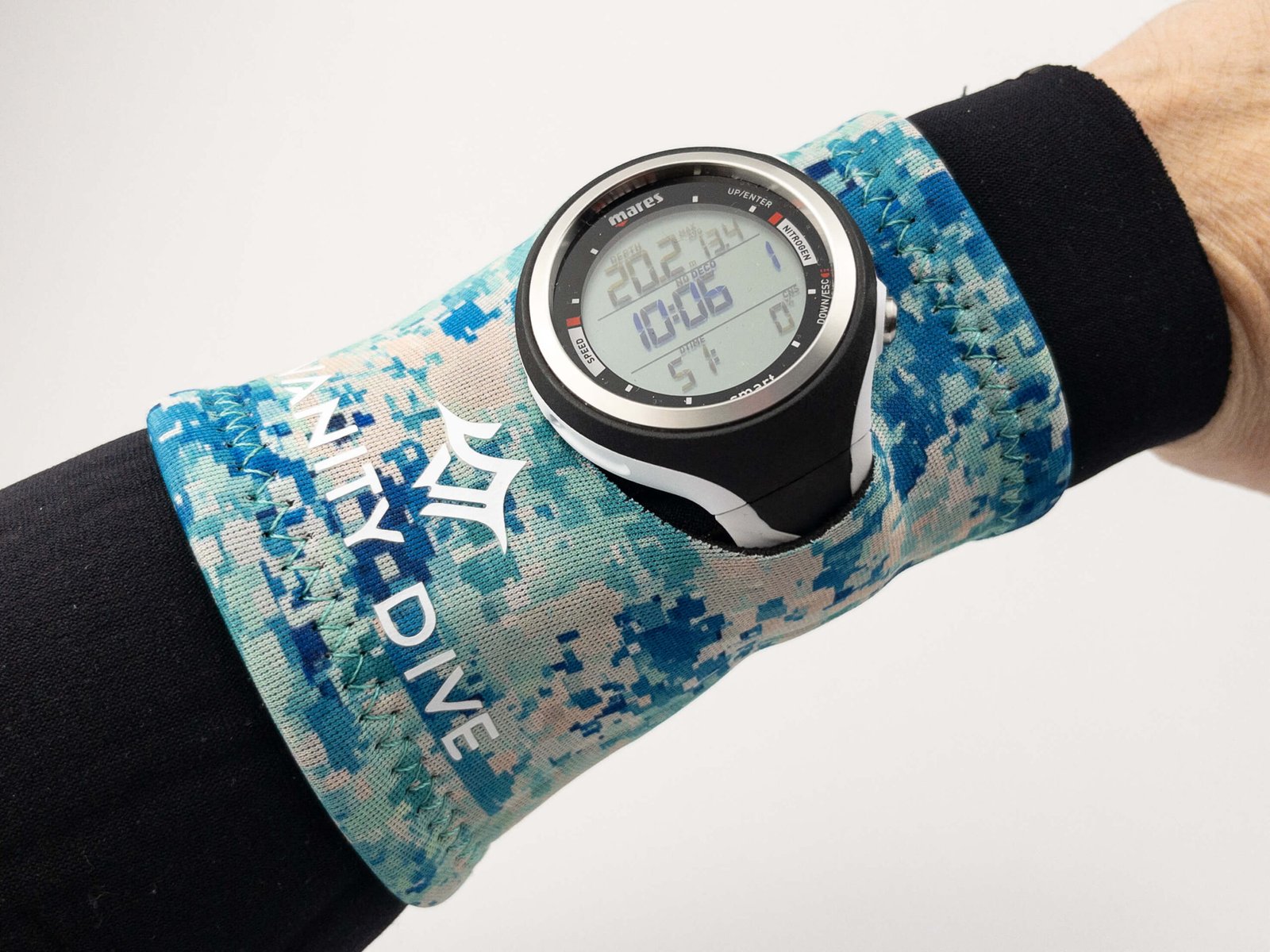 Imagen de la Neoprene Wristband Mediterranean Camo en modelo vista frontal