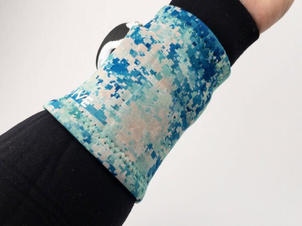 Imagen de la Neoprene Wristband Mediterranean Camo en modelo vista lateral
