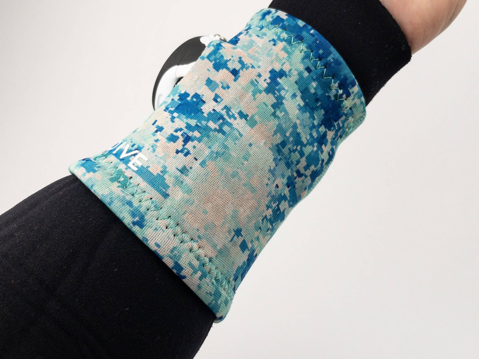 Imagen de la Neoprene Wristband Mediterranean Camo en modelo vista lateral