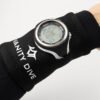 Imagen de la Neoprene Wristband Black en modelo vista frontal
