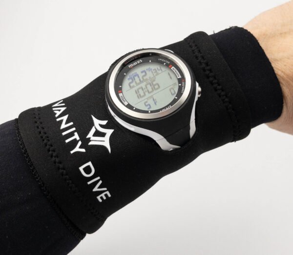 Imagen de la Neoprene Wristband Black en modelo vista frontal