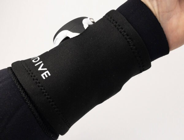 Imagen de la Neoprene Wristband Black en modelo vista lateral