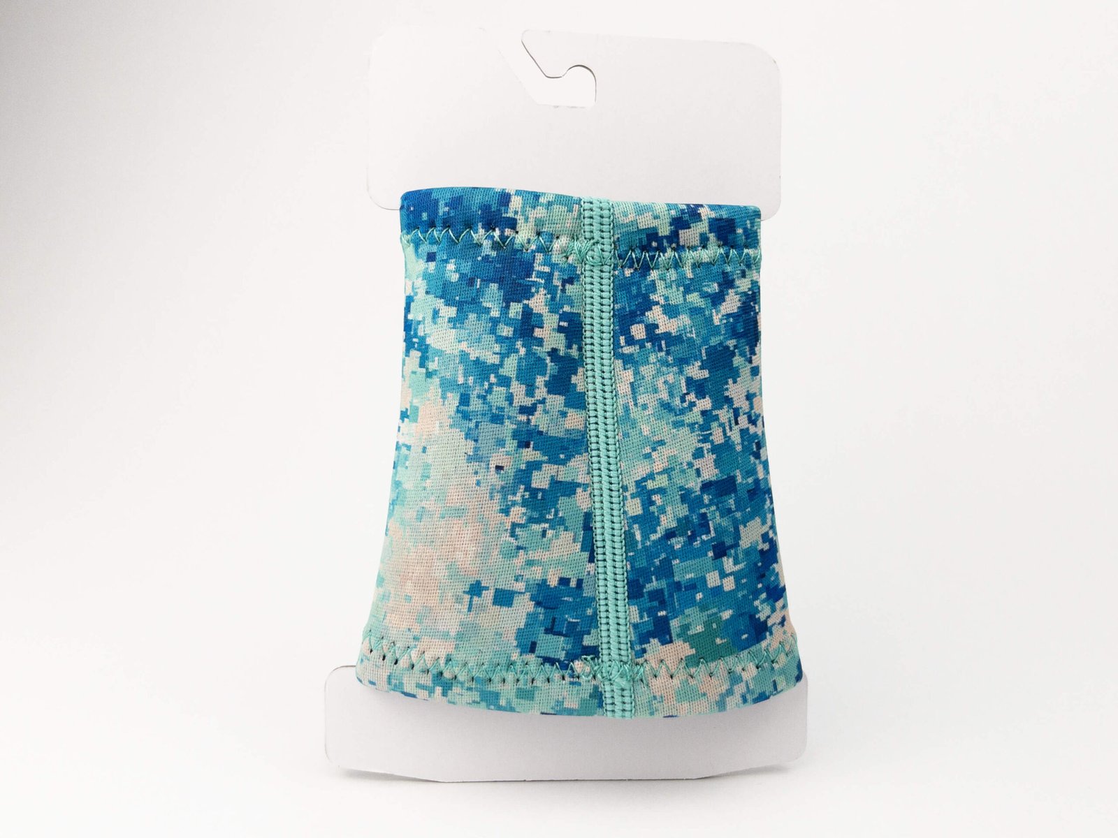 Imagen del packaging con la Neoprene Wristband Mediterranean Camo vista trasera