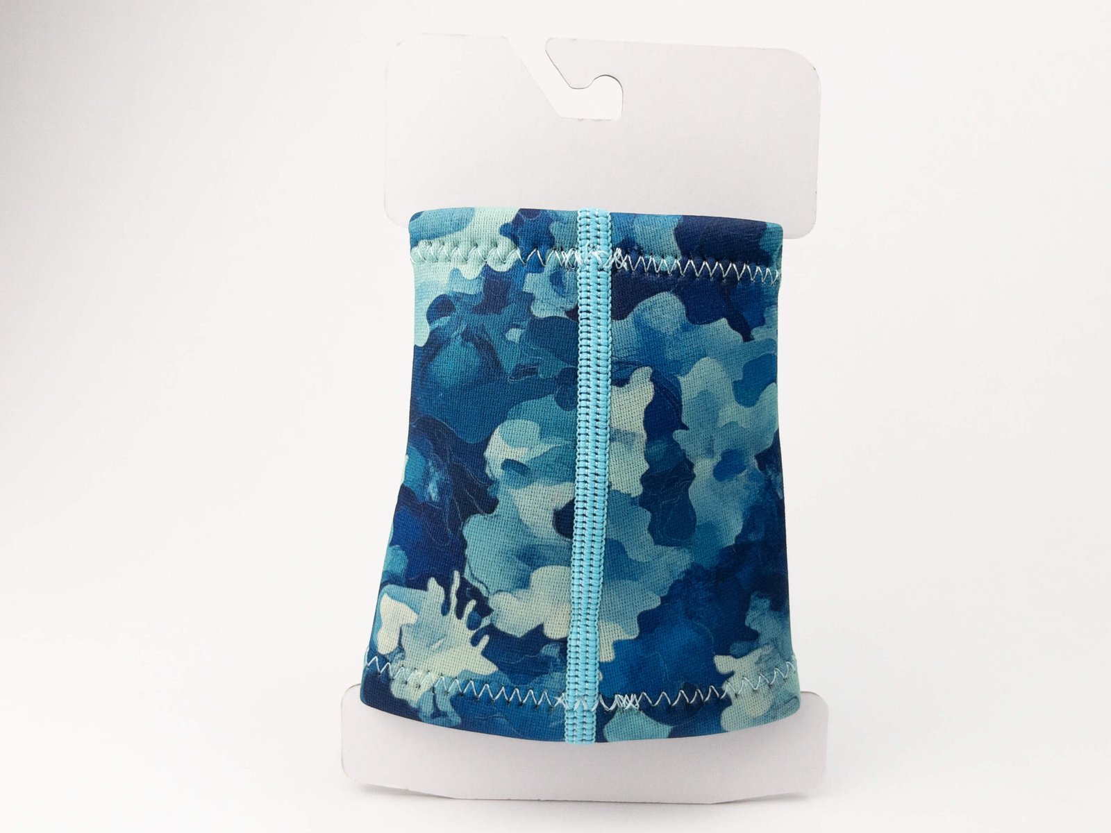 Imagen del packaging con la Neoprene Wristband Camo Ocean vista trasera