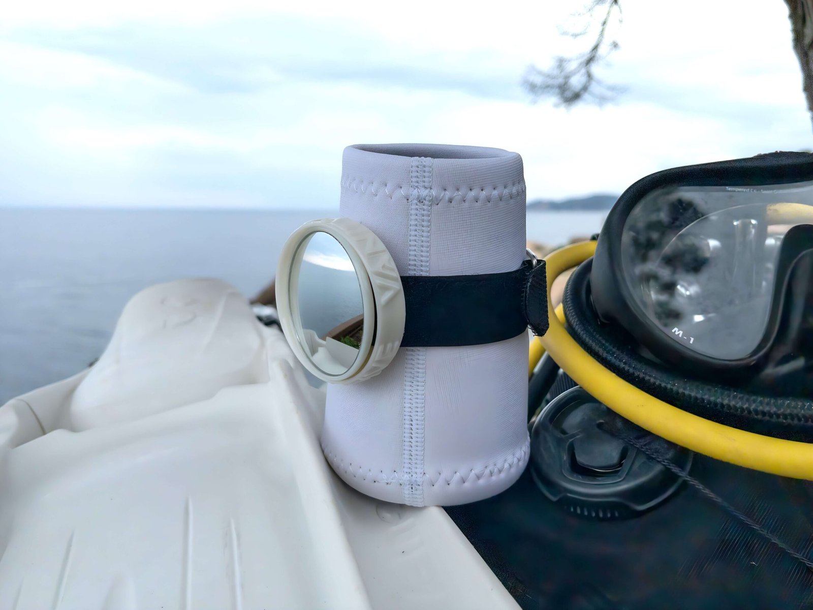 Fotografia de la Neoprene Wristaband White Pro exterior back