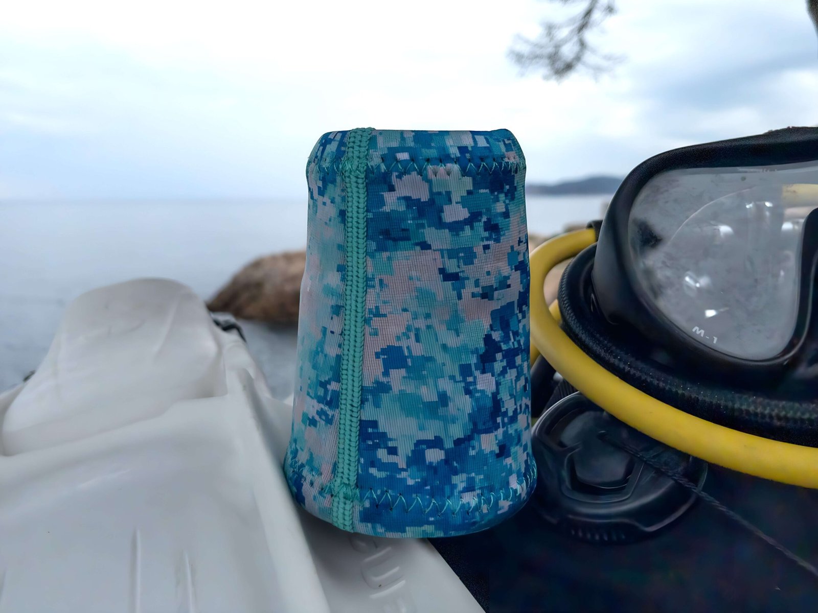 Fotografia de la Neoprene Wristaband Mediterranean Camo exterior back