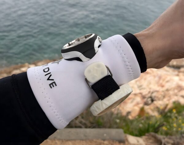 Fotografia de la Neoprene Wristaband White Pro exterior model side