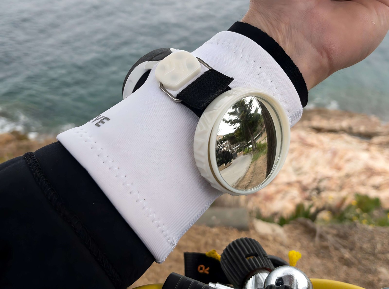 Fotografia de la Neoprene Wristaband White Pro exterior model back