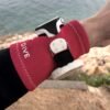 Fotografia de la Neoprene Wristaband Pink Pro exterior model side