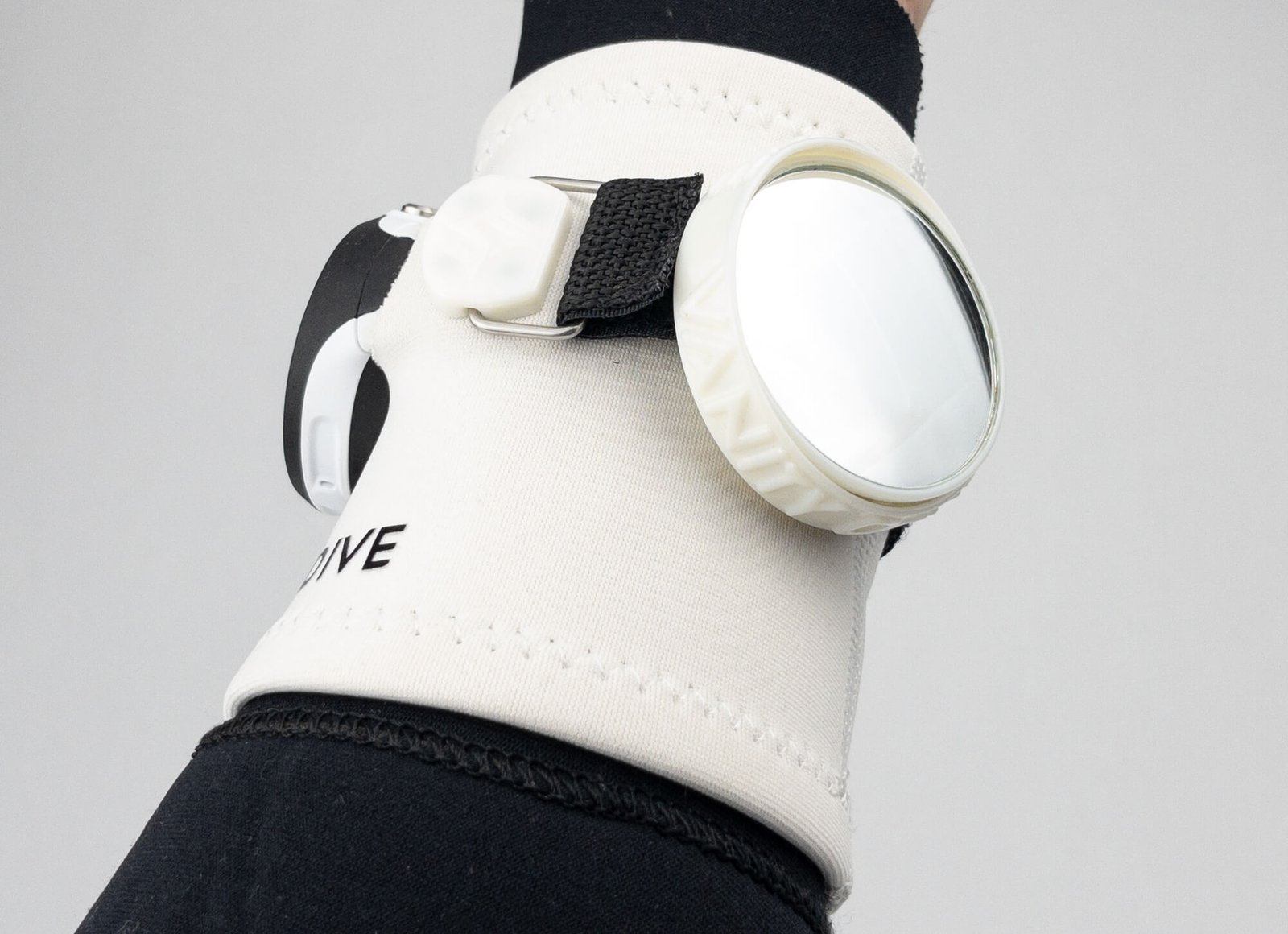 Fotografia de la Neoprene Wristaband White Pro estudio model back